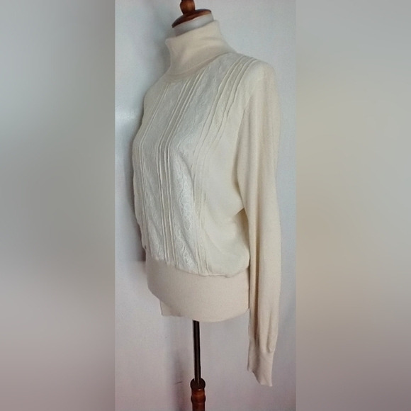 VANILLA CASHMERE SILK LACE TURTLE NECK - Picture 3 of 7